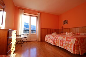 Dobbeltrom, 2 enkeltsenger, fjellutsikt | Safe på rommet, barnesenger og ekstrasenger (mot et tillegg)