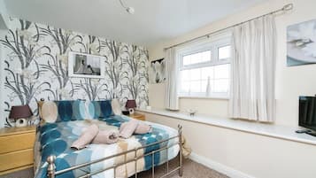 3 bedrooms, iron/ironing board, travel cot, free WiFi