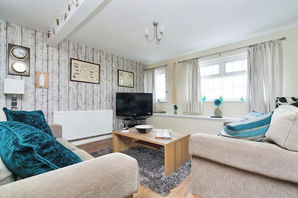 Smart TV, videogiochi, lettore DVD, tavolo da calcetto