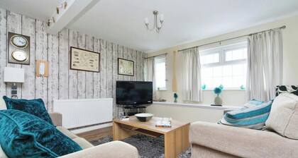 Stylish Penthouse apartment, short walk to fabulous beach, pubs and restaurants