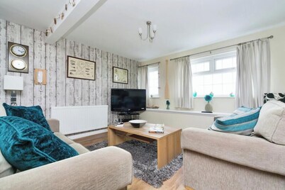 Stylish Penthouse apartment, short walk to fabulous beach, pubs and restaurants