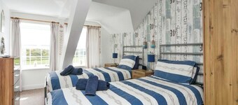 Stylish penthouse apartment, short walk to fabulous beach, pubs, and restaurants