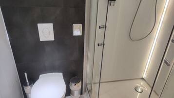 Superior Single Room, Private Bathroom, City View | Bathroom | Towels