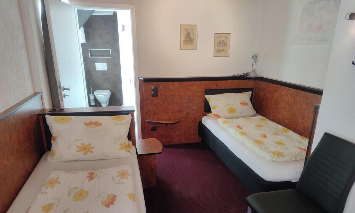 Habitación estándar con 2 camas individuales, baño privado, vista a la ciudad | Caja de seguridad en la habitación, escritorio y insonorización 