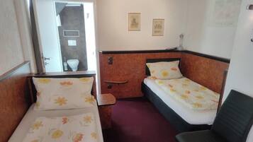 Habitación estándar con 2 camas individuales, baño privado, vista a la ciudad | Caja de seguridad en la habitación, escritorio y insonorización