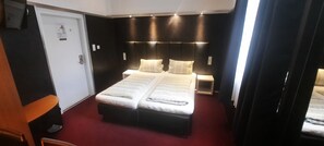 Chambre Standard double | Coffre-fort, bureau, systĂšme dâinsonorisation, accĂšs au Wi-Fi (inclus)