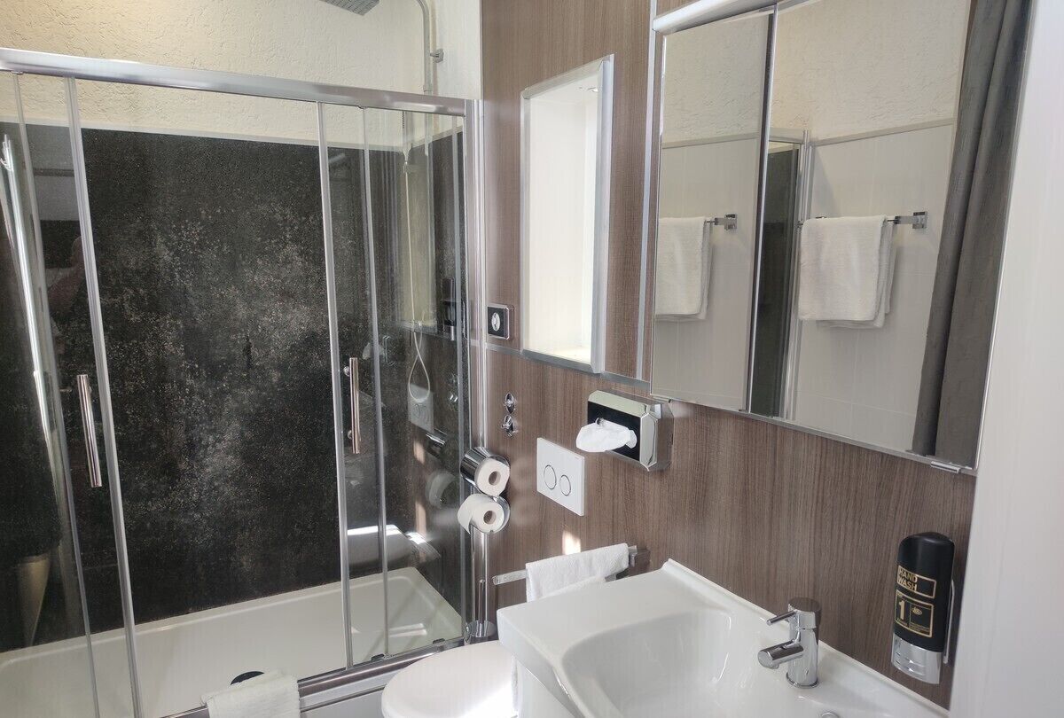 Superior-Doppelzimmer, eigenes Bad, Stadtblick | Badezimmer | Handtücher