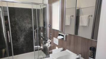 Superior-Doppelzimmer, eigenes Bad, Stadtblick | Badezimmer | HandtĂŒcher