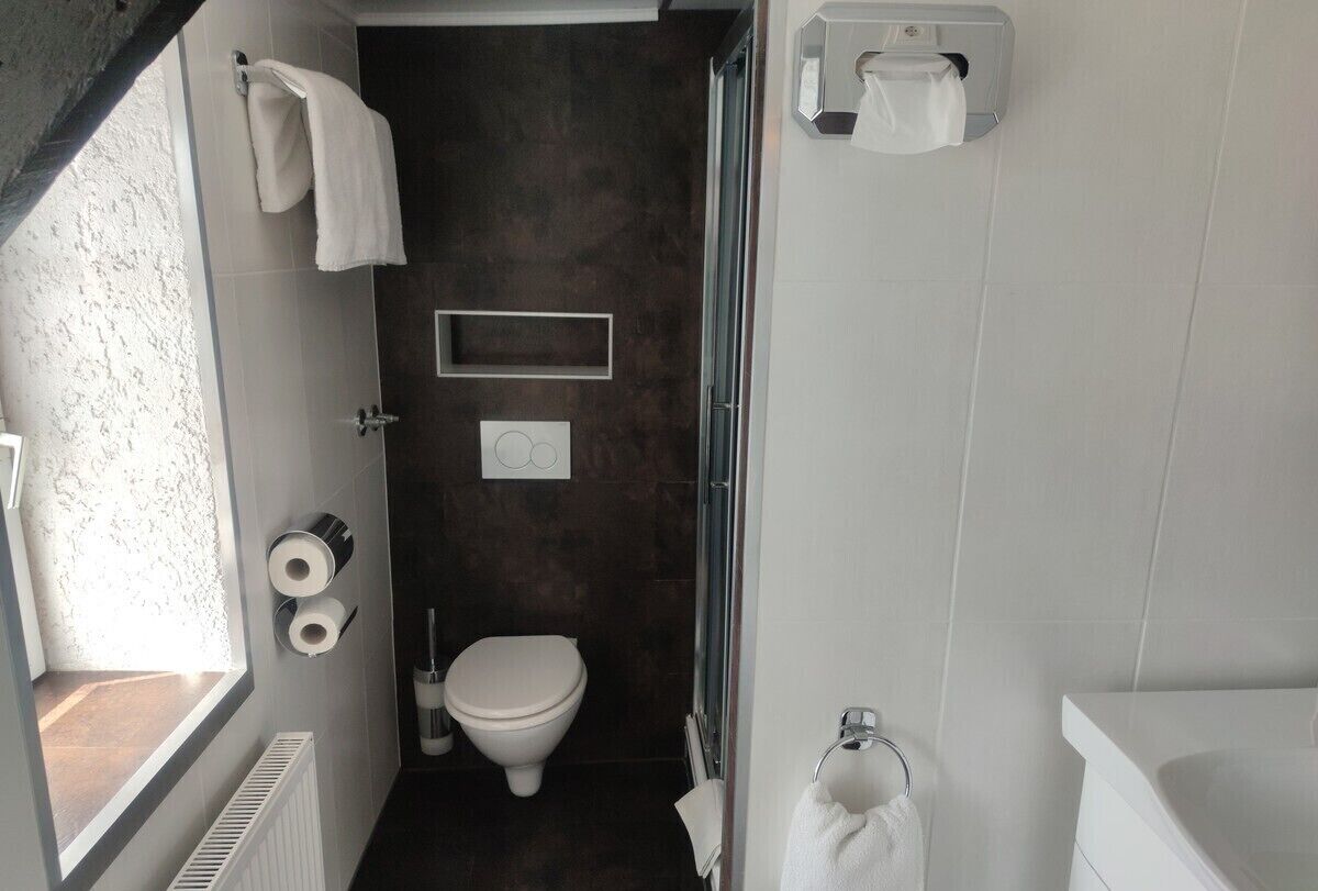 Standard-Zweibettzimmer, eigenes Bad, Stadtblick | Badezimmer | Handtücher
