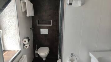Standard-Zweibettzimmer, eigenes Bad, Stadtblick | Badezimmer | Handtücher