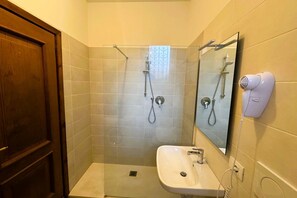 Combined shower/tub, hair dryer, bidet, towels - GuestHost - Bright and airy studio apartment located in a strategic position, just few steps from Porta Nuova, in an elegant building with concierge. Ideal for short stays or pleasure: the area is full of restaurants, bars, shops and aperitifs, and is we (Torino)