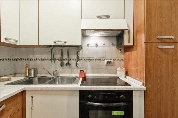 Frigorífico, microondas y placa de cocina