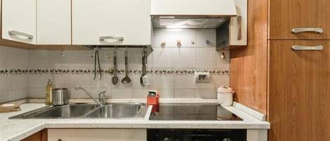 Kühlschrank, Mikrowelle, Herdplatte