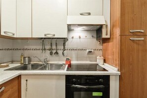 Refrigerador, microondas y parrilla de estufa