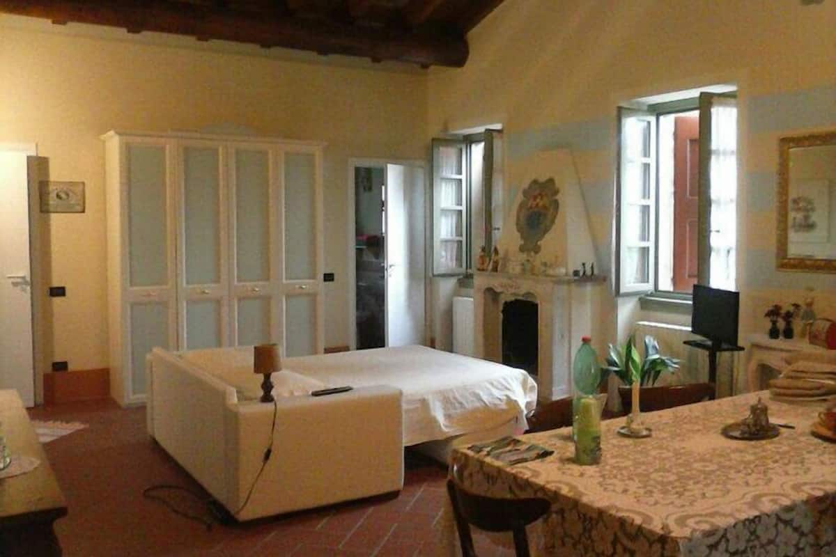Escritorio, sistema de insonorización, wifi gratis y ropa de cama