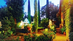 A garden with statues, a fountain, and a gazebo. - B&B Corteprimavera (Passirano)