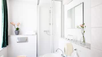 Classic-Doppelzimmer, eigenes Bad, Stadtblick | Badezimmer | Handtücher