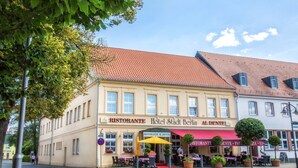 A building with a sign reading "Ristorante Hotel Stadt Berlin Al Dente."