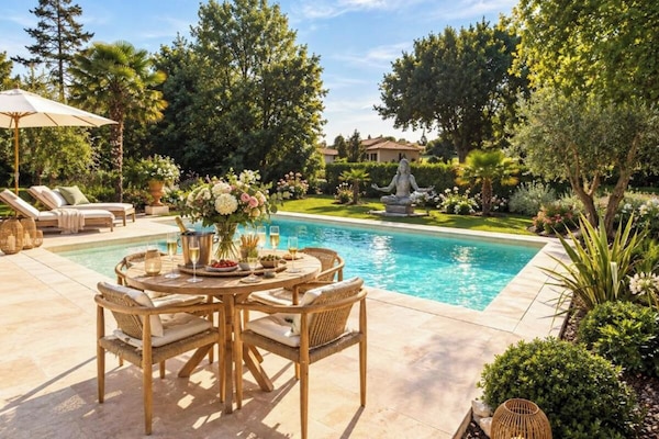 terrasse devant la piscine