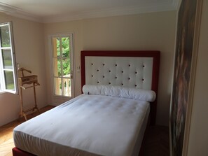 3 bedrooms, iron/ironing board, travel cot, free WiFi