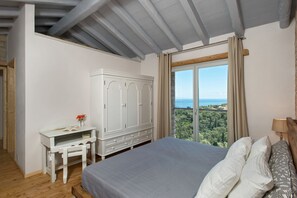 3 chambres, coffres-forts dans les chambres, fer et planche à repasser