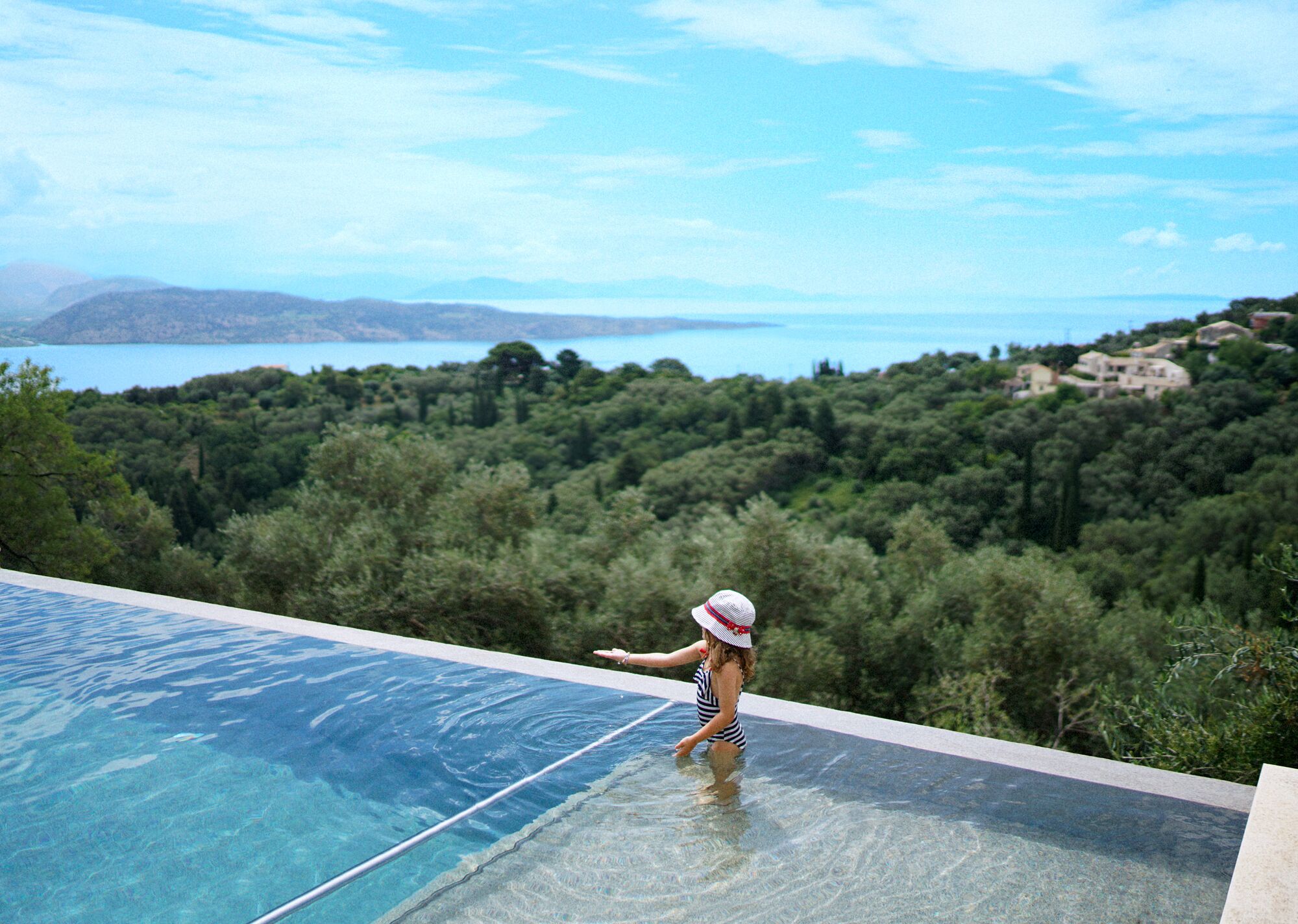 Utendørsbasseng og et oppvarmet basseng