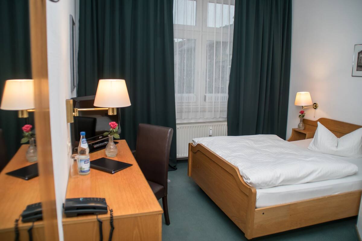 Single Room, 1 Single Bed, Non Smoking | In-room safe, desk, free WiFi, bed sheets