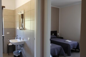 Hochwertige Bettwaren, Daunenbettdecken, Minibar, Schreibtisch