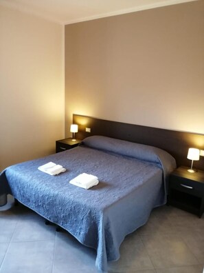 双人房 | 高档床上用品、羽绒被、迷你吧、办公桌