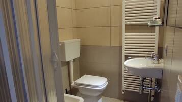 Phòng 3, phòng tắm riêng (External) | Phòng tắm | Buồng tắm vòi sen, đồ dùng nhà tắm miễn phí, máy sấy tóc