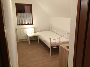 Escritorio y ropa de cama 