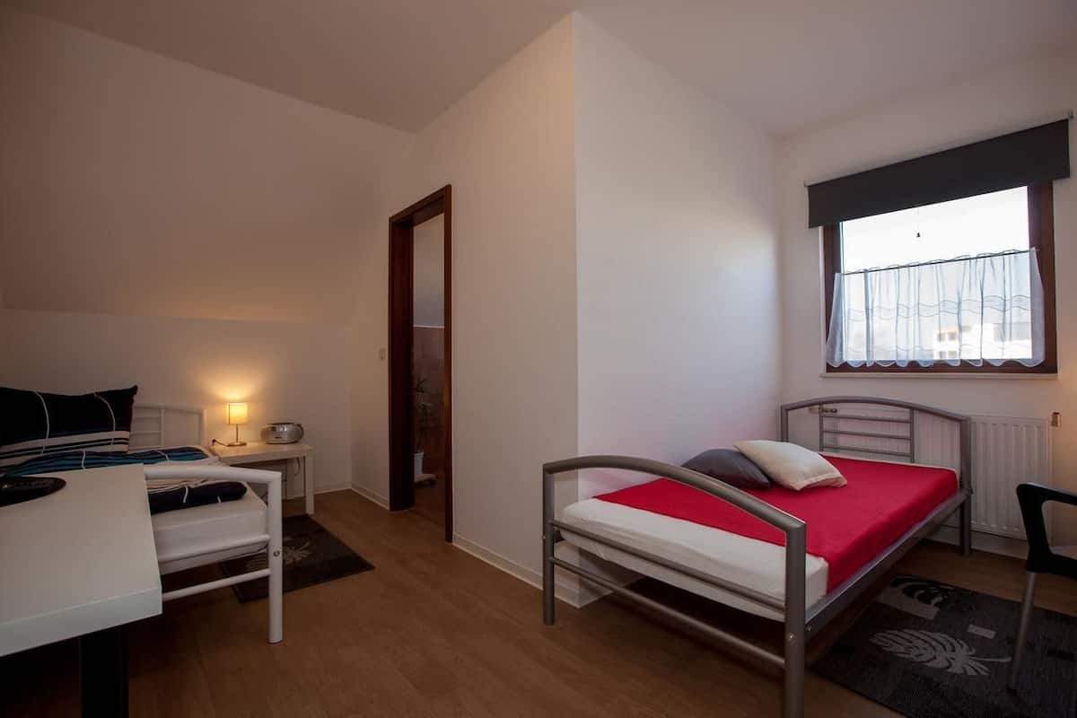 Chambre avec lits jumeaux | Bureau, draps fournis