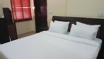 Safe på rommet, skrivebord og skrivebord for bærbar PC