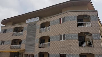 Vista frontal de la propiedad