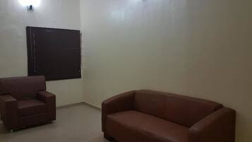 Suite, 1 Katil Ratu (Queen), Non Smoking | Peti besi dalam bilik, meja, ruang kerja komputer riba, Wi-fi percuma