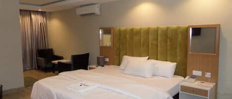 King Room | Skrivebord, skrivebord for bærbar PC, wi-fi (inkludert) og sengetøy