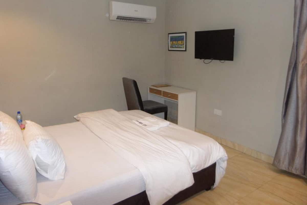 Standard Room, Non Smoking | Desk, laptop workspace, free WiFi, bed sheets