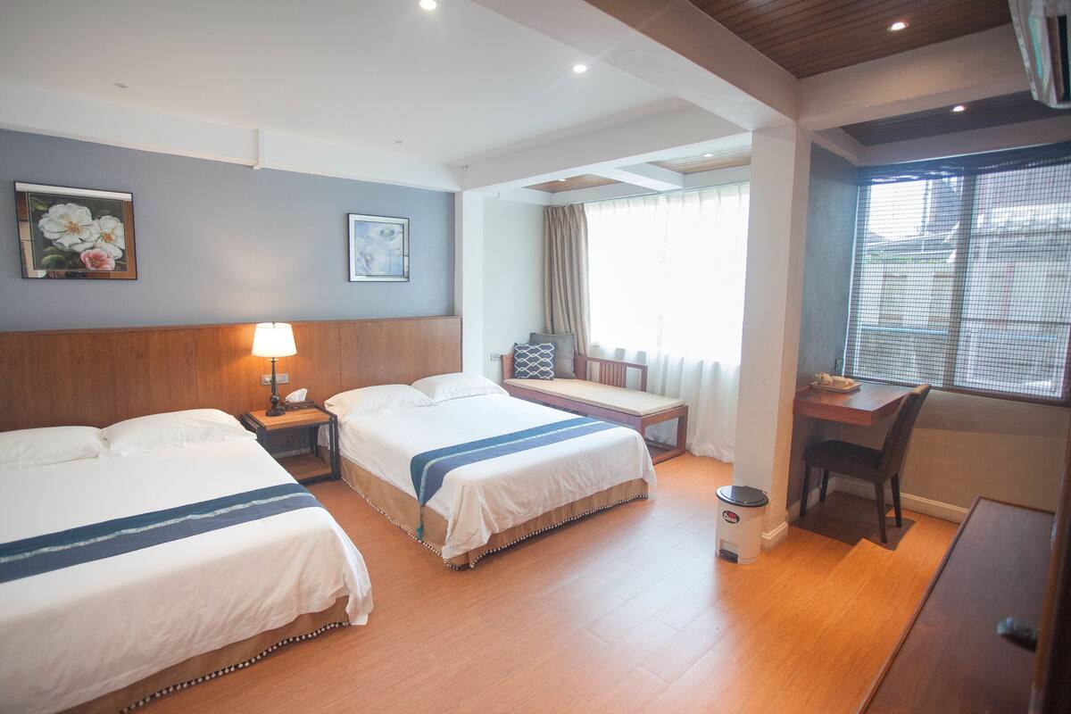 Standard Family Room (Building C) | Skrivebord, blendingsgardiner, lydisolert og wi-fi (inkludert)