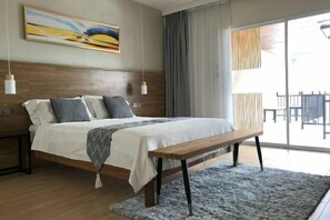 Desk, blackout curtains, soundproofing, free WiFi