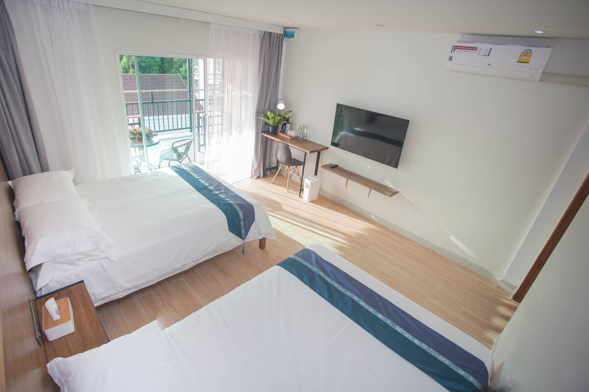 Twin Room with Balcony (Building A) | Skrivebord, blendingsgardiner, lydisolert og wi-fi (inkludert)