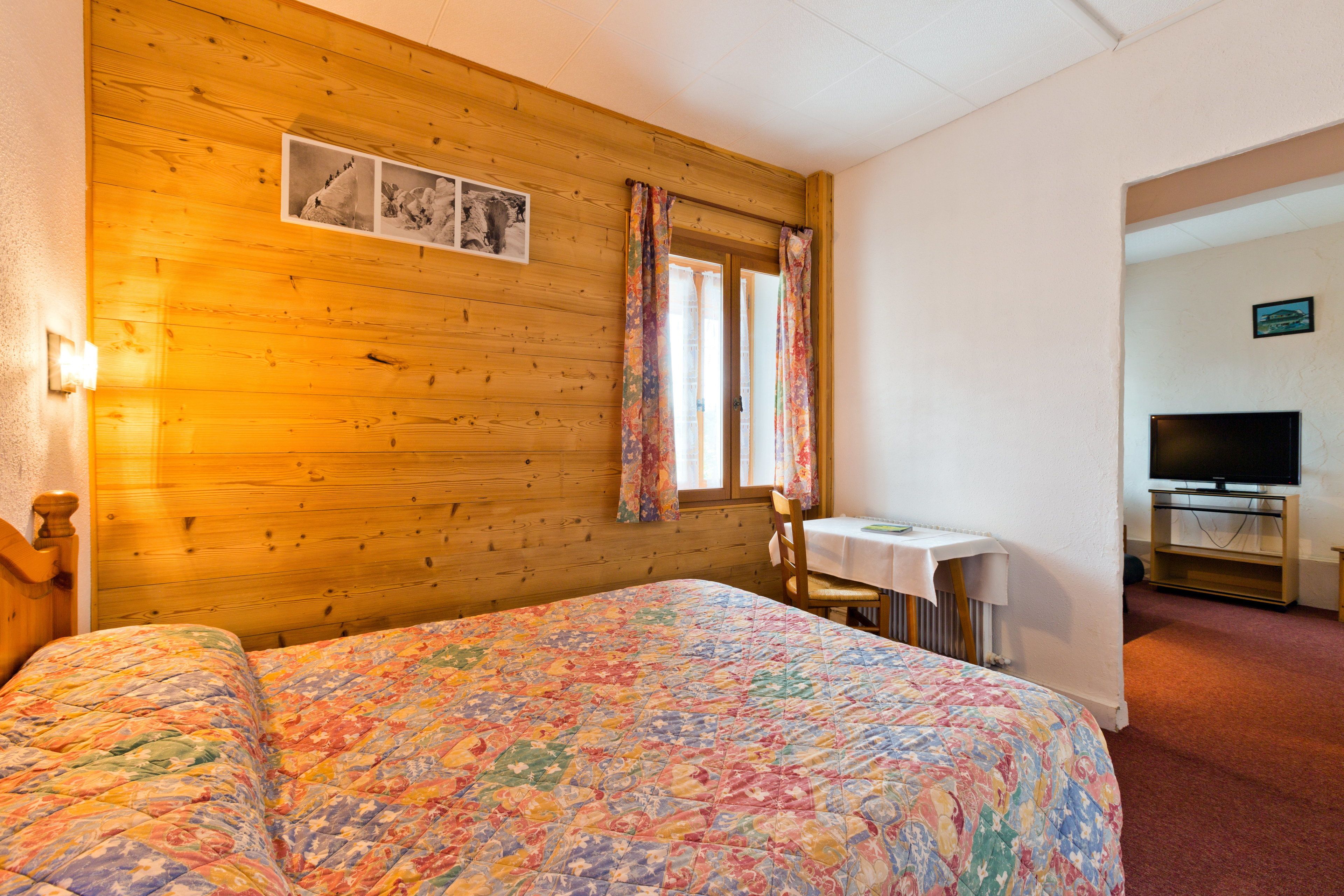 double room | living area | flat-screen tv