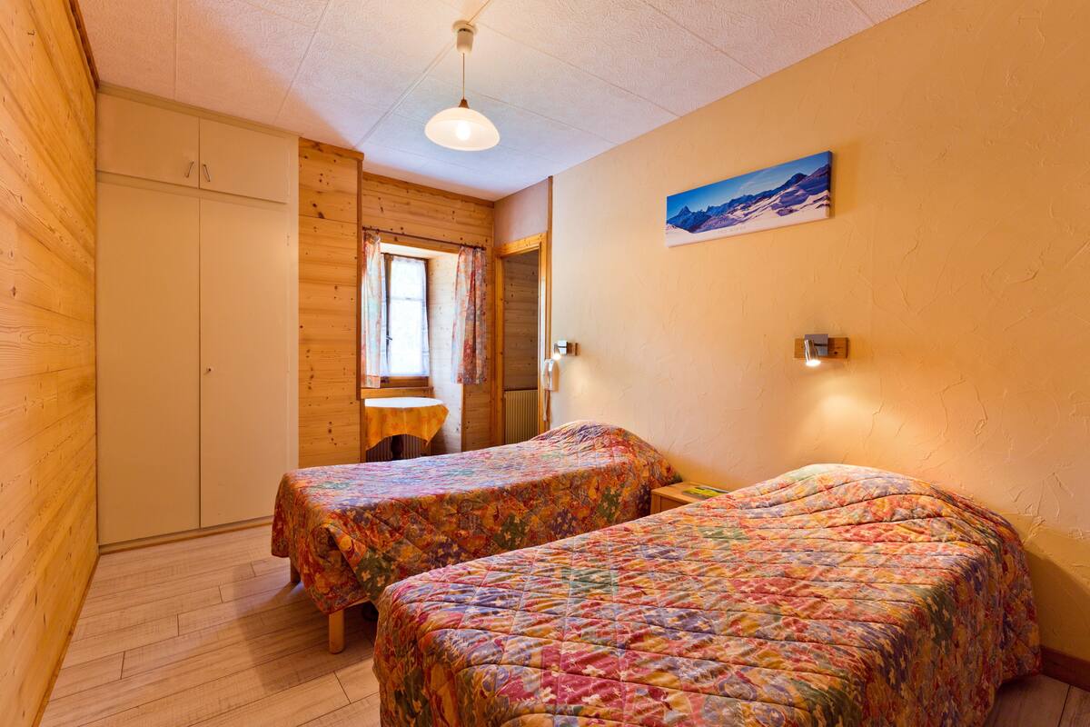 twin room | individually decorated, individually furnished, desk, iron/ironing board