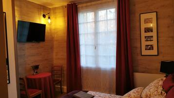 Room (Anglaise) | Individually decorated, individually furnished, free WiFi, bed sheets