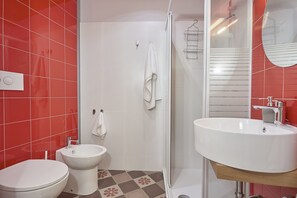 Yhden hengen huone | Kylpyhuone | Suihku, ilmaiset hygieniatuotteet, hiustenkuivaaja, bidee