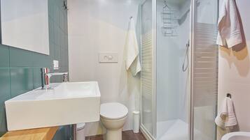 Doppelzimmer (Ginevra) | Badezimmer | Dusche, kostenlose Toilettenartikel, Haartrockner, Bidet