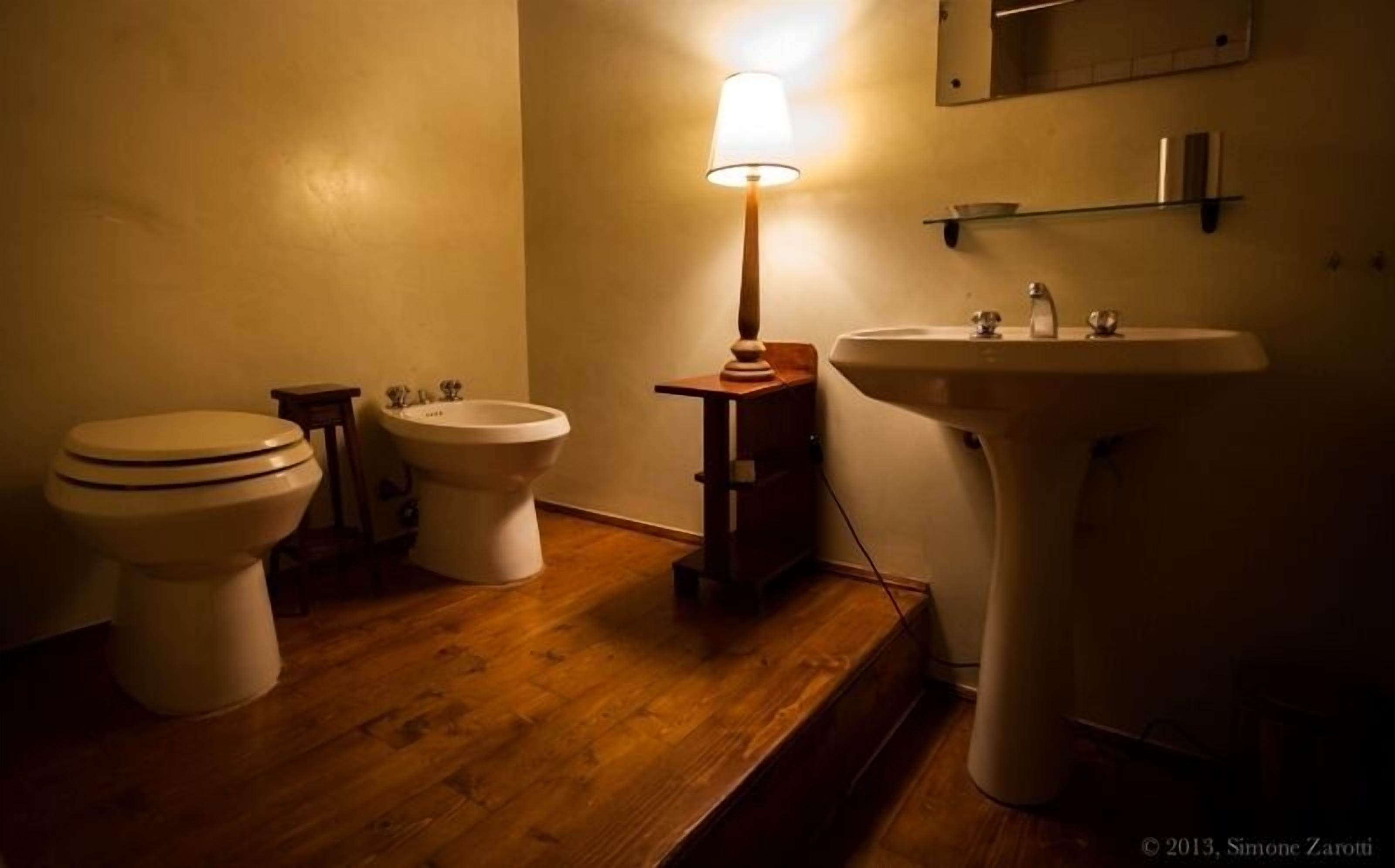Une salle de bain comprenant des toilettes, un bidet et un lavabo.