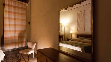 Triple Room | Blackout drapes, soundproofing, free WiFi, bed sheets