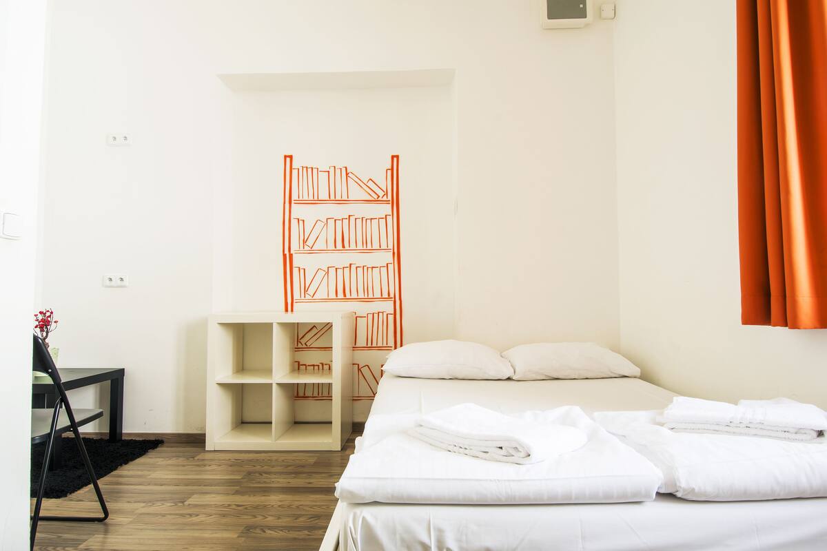 Double Room Ensuite | Lydisolert, strykejern/-brett, wi-fi (inkludert) og sengetøy
