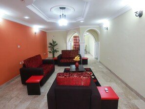 Breakfast, lunch, dinner served; local and international cuisine - Carleton Hotel & Suites (Lekki)