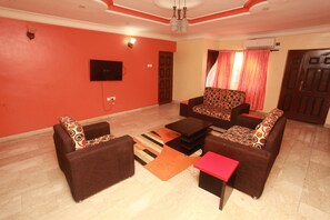 Leilighet, 3 soverom (Carleton) | Oppholdsrom | En 32-tommers Flatskjerm-TV med kabel-kanaler samt TV